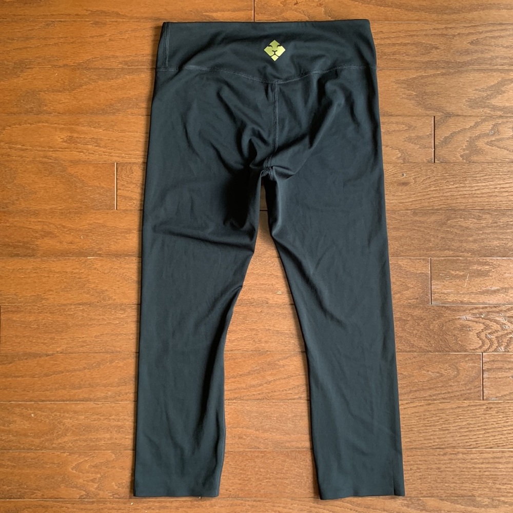 Fierce + Regal Black Capri Legging w/ Logo Yoga Workout Gym Size 6